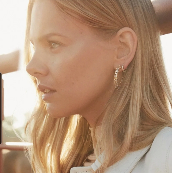 Kendra Scott Maggie Small Filigree Hoop Earring Gold NWT - Picture 10 of 10